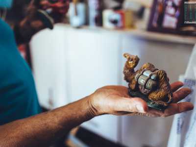 �� da quando ero bambino che vivo a contatto con l�arte: mio padre Giovanni costruiva presepi e a furia di guardarlo mi innamorai della lavorazione della cartapesta�, dichiara mostrandoci alcuni lavori del pap�